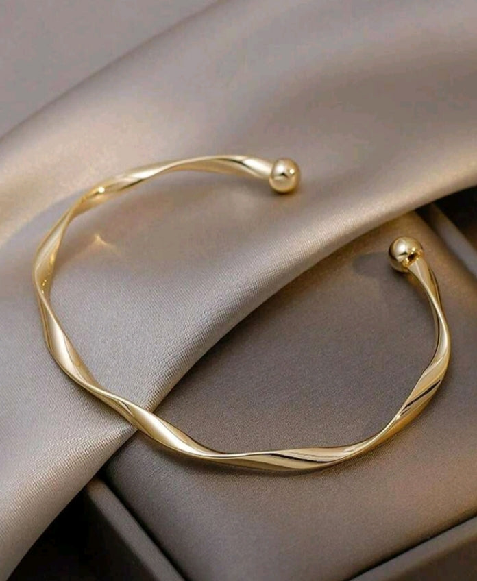 curved design bracelet